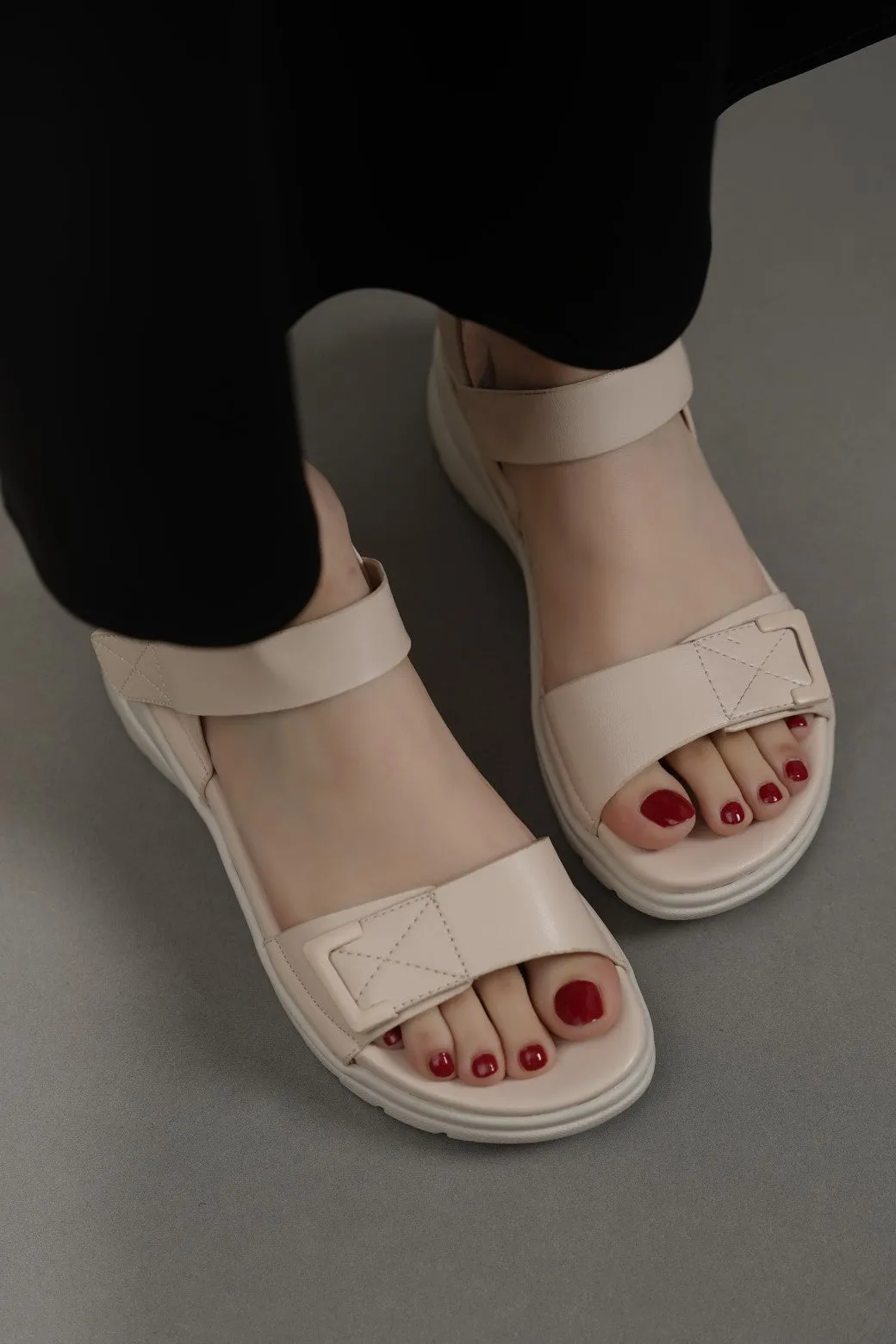 LIGHTWEIGHT MAMA SANDALS